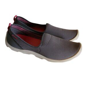 Crocs Women's Duet Busy Day Skimmers Slip-On - Lightweight  Grey/white/pink